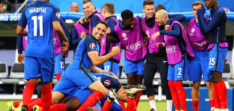 Francia se adelantó en el marcador en su debut ante Rumanía. 